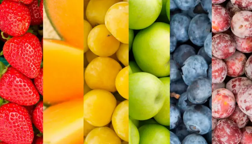 En färgsprakande kollektion av frukt: jordgubbar, melon, gula plommon, gröna äpplen, blåbär och plommon. En påminnelse om att nektarin nyttigt och gott!