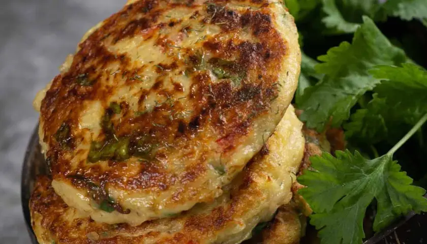 Stekta potatisplättar med örter, perfekta som kalorisnåla recept under 300. Serveras med färsk koriander.