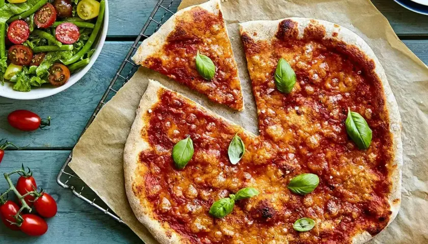 En härlig, nyttig pizza med tomatsås och ost, toppad med färsk basilika. Serveras med en fräsch grönsallad.