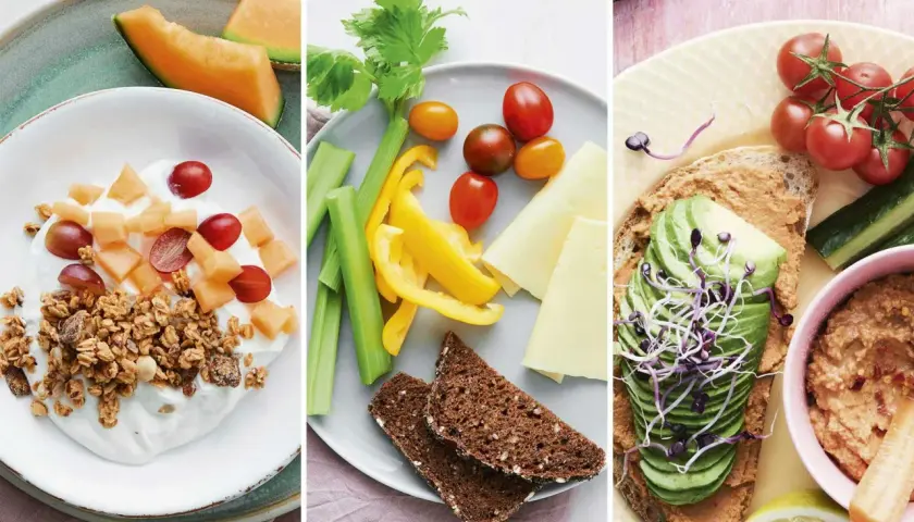 En härlig medelhavskost frukost med yoghurt, frukt, nötter, grönsaker, ost och avokadotoast.