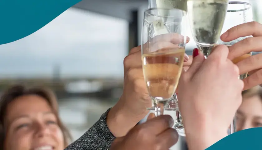 Festligt skålande med bubbel. En påminnelse om att dricka mindre alkohol kan vara bra även vid firanden.