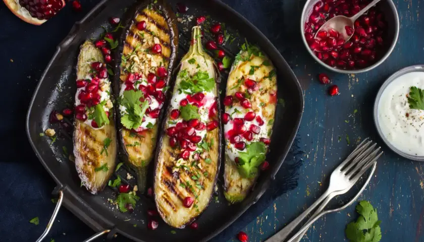 Grillade auberginehalvor toppade med yoghurt, granatäppelkärnor och nötter. Ett läckert fodmap recept som är både vackert och gott.