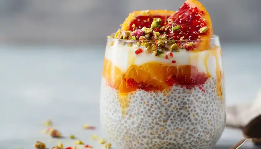 En läcker chiapudding med apelsin, blodapelsin och pistagenötter. Ett perfekt chiapudding recept för en hälsosam frukost eller mellanmål.