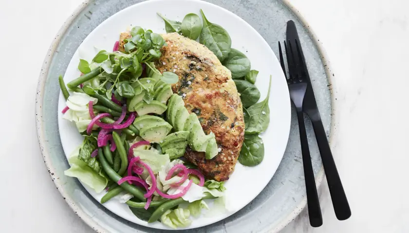 En nyttig omelett med avokado, gröna bönor, sallad och picklad rödlök. En perfekt och hälsosam måltid.