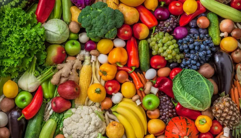 En färgsprakande blandning av färska frukter och grönsaker. Tänk på hur mycket frukt per dag som är lagom för en hälsosam kost.