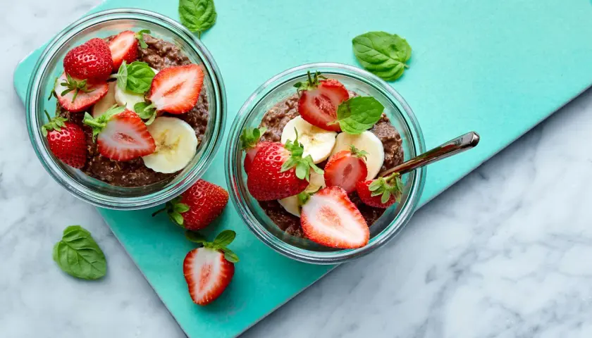 Två skålar med overnight oats kakao, toppade med jordgubbar och banan. En perfekt start på dagen!