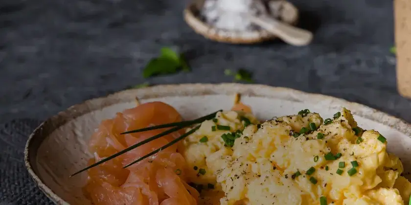 En krämig lchf frukost med äggröra och gravad lax, toppad med gräslök. En perfekt start på dagen!