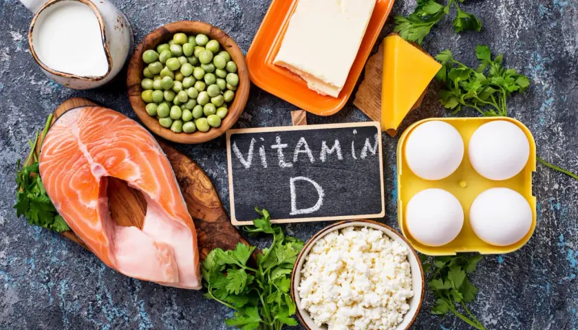 Fisk, ägg, mejeriprodukter och grönsaker som kan hjälpa mot d-vitamin brist symtom.