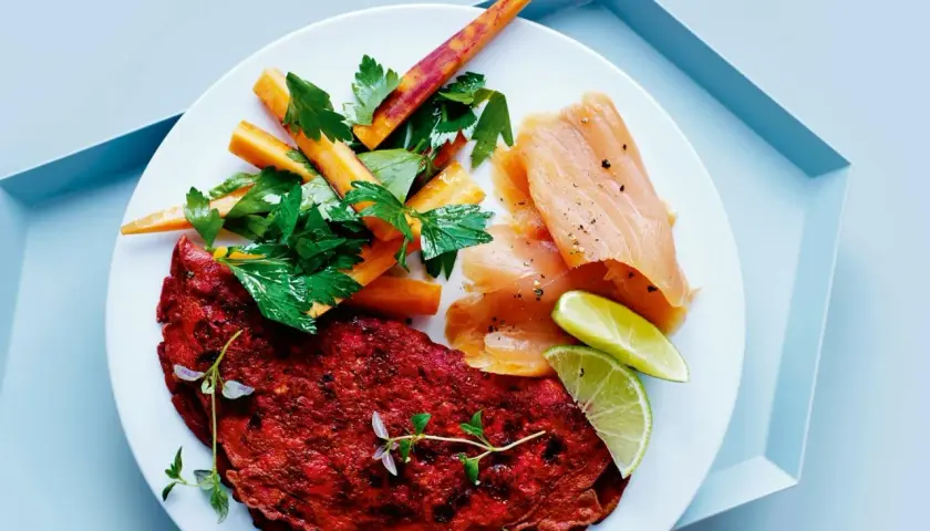 En tallrik med rödbetsplättar, lax, morötter och lime. En proteinrik måltid med cirka 100g protein.
