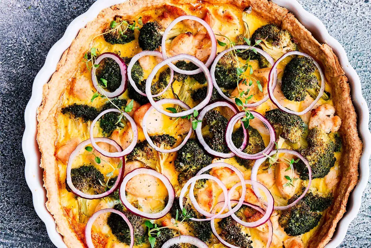 En gyllene, nyttig paj fylld med kyckling, broccoli och rödlök, toppad med färska örter.