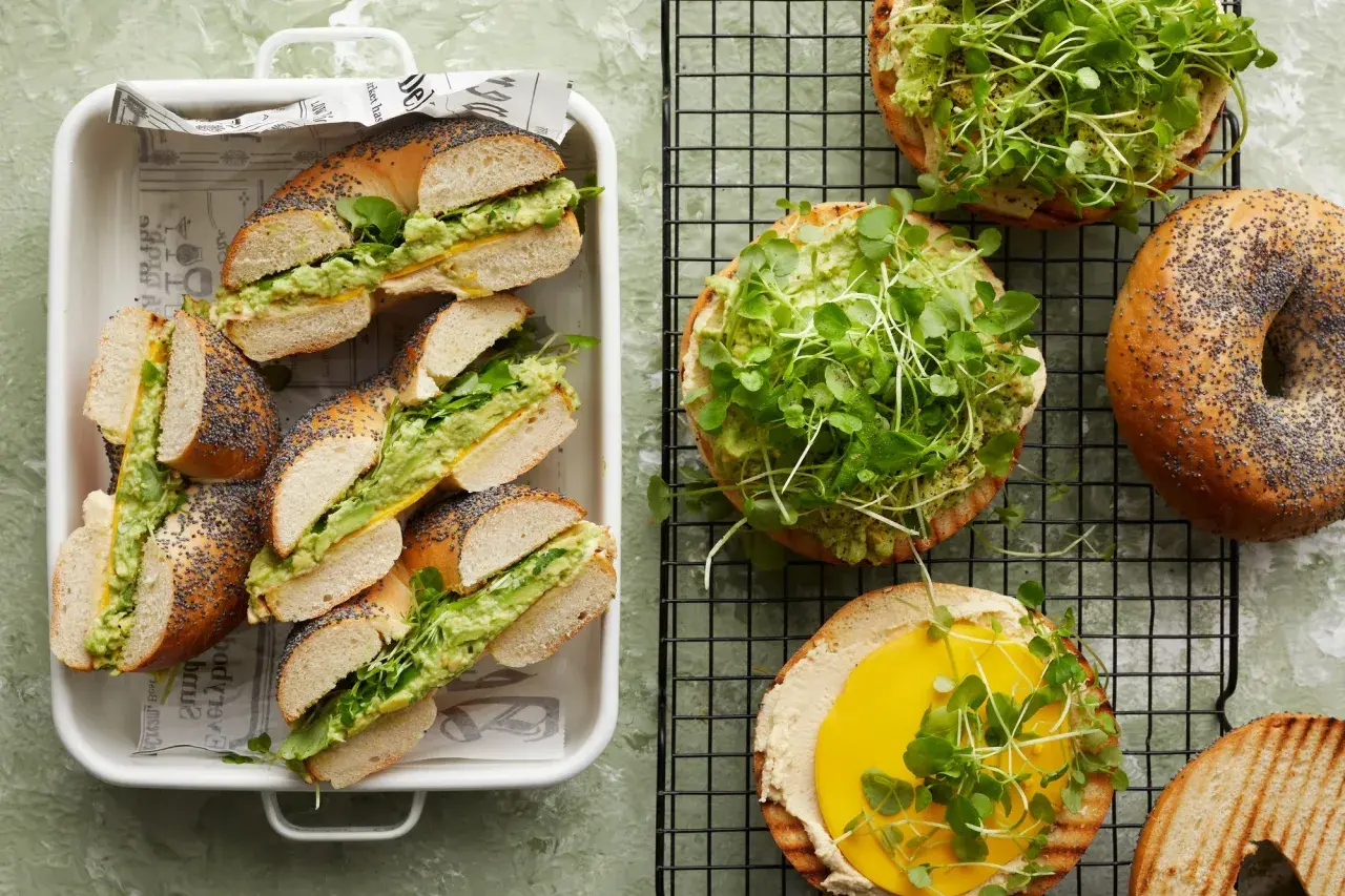 Nyttig picknickmat: bagels med avokado, ost och groddar. Perfekt för en hälsosam utflykt.