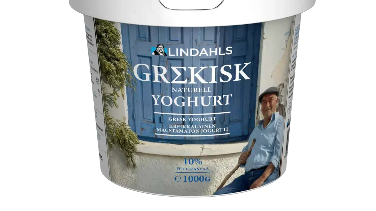 Lindahls Grekisk Yoghurt, 10% fett. En man i grekisk miljö njuter av denna krämiga kvarg eller grekisk yoghurt.