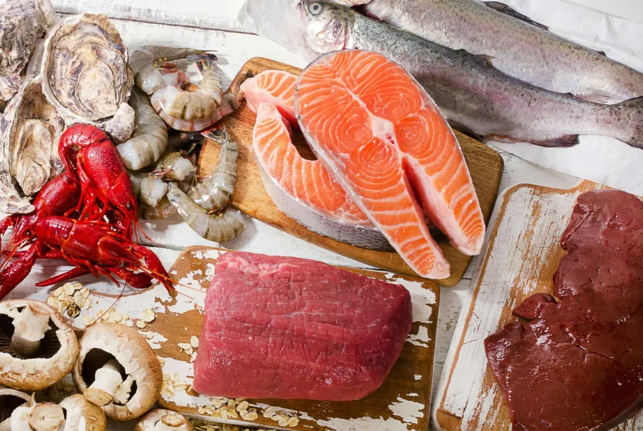 Fisk, skaldjur, kött och lever. Dessa livsmedel är rika på B12. Hur mycket B12 per dag kan variera.