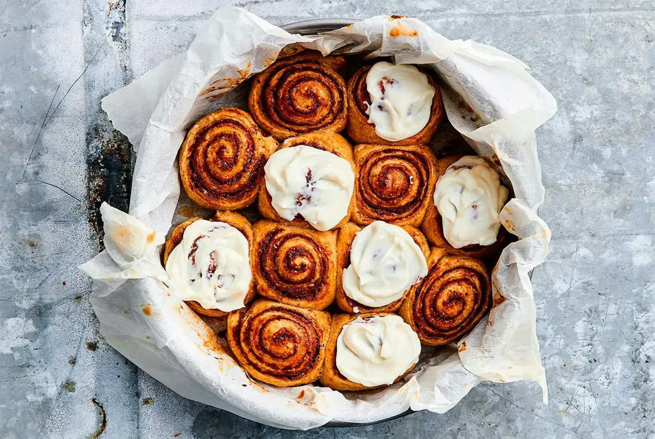Nyttiga kanelbullar med krämig glasyr, bakade i en form med bakplåtspapper. Perfekt för fikat!