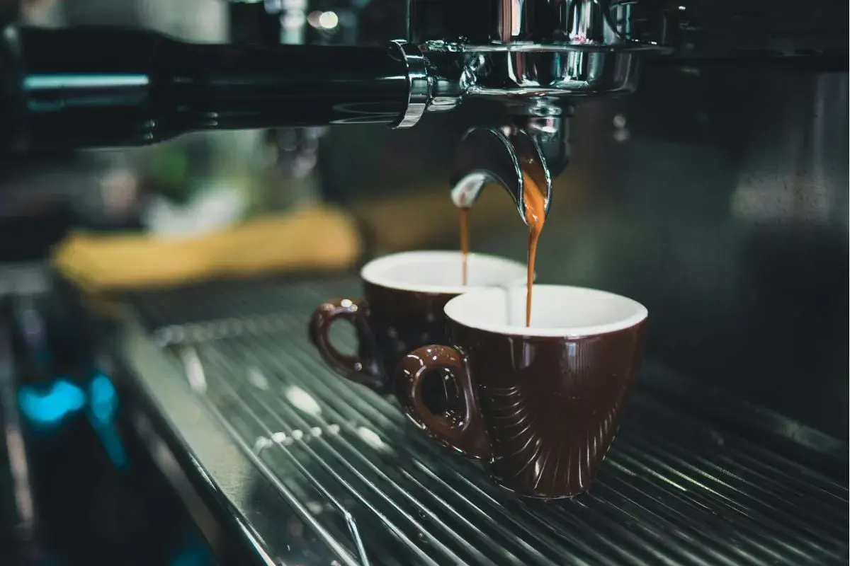 Espresso rinner ner i två bruna koppar. Kanske dags att sluta med koffein och njuta av tystnaden?