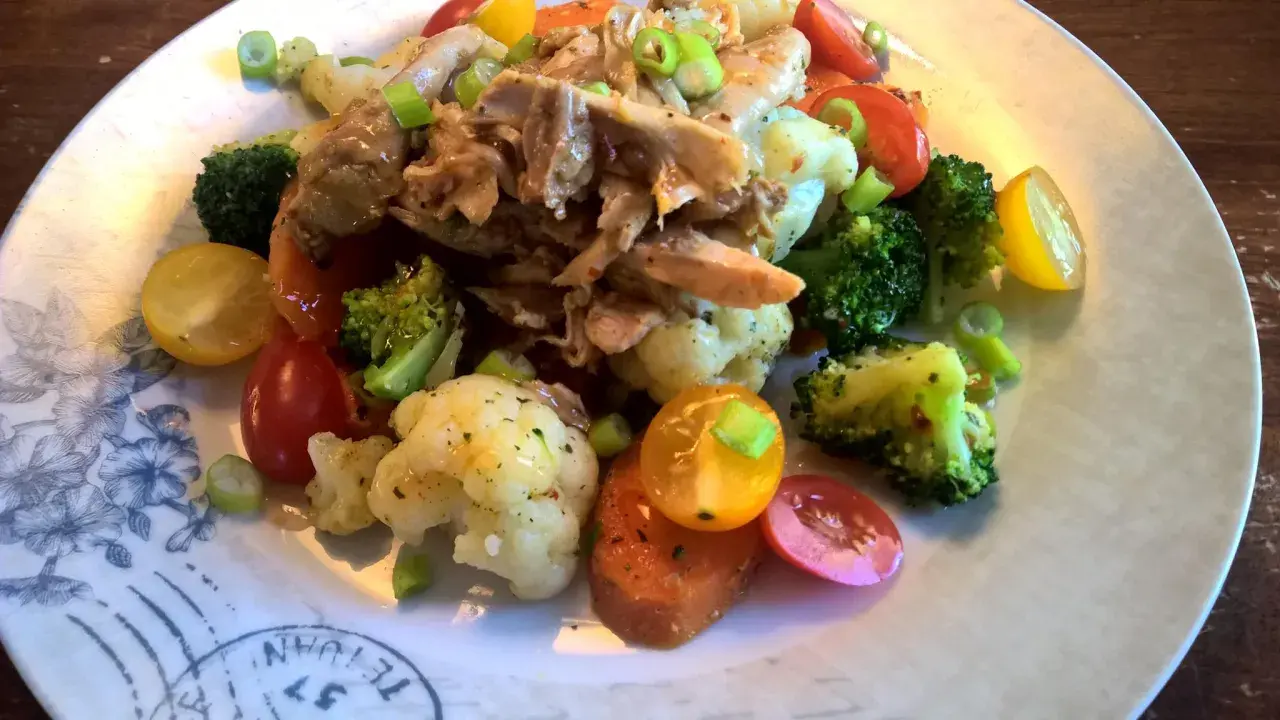 En härlig sallad nyttigt med kyckling, broccoli, blomkål, tomater och morötter. En färgsprakande och hälsosam måltid.
