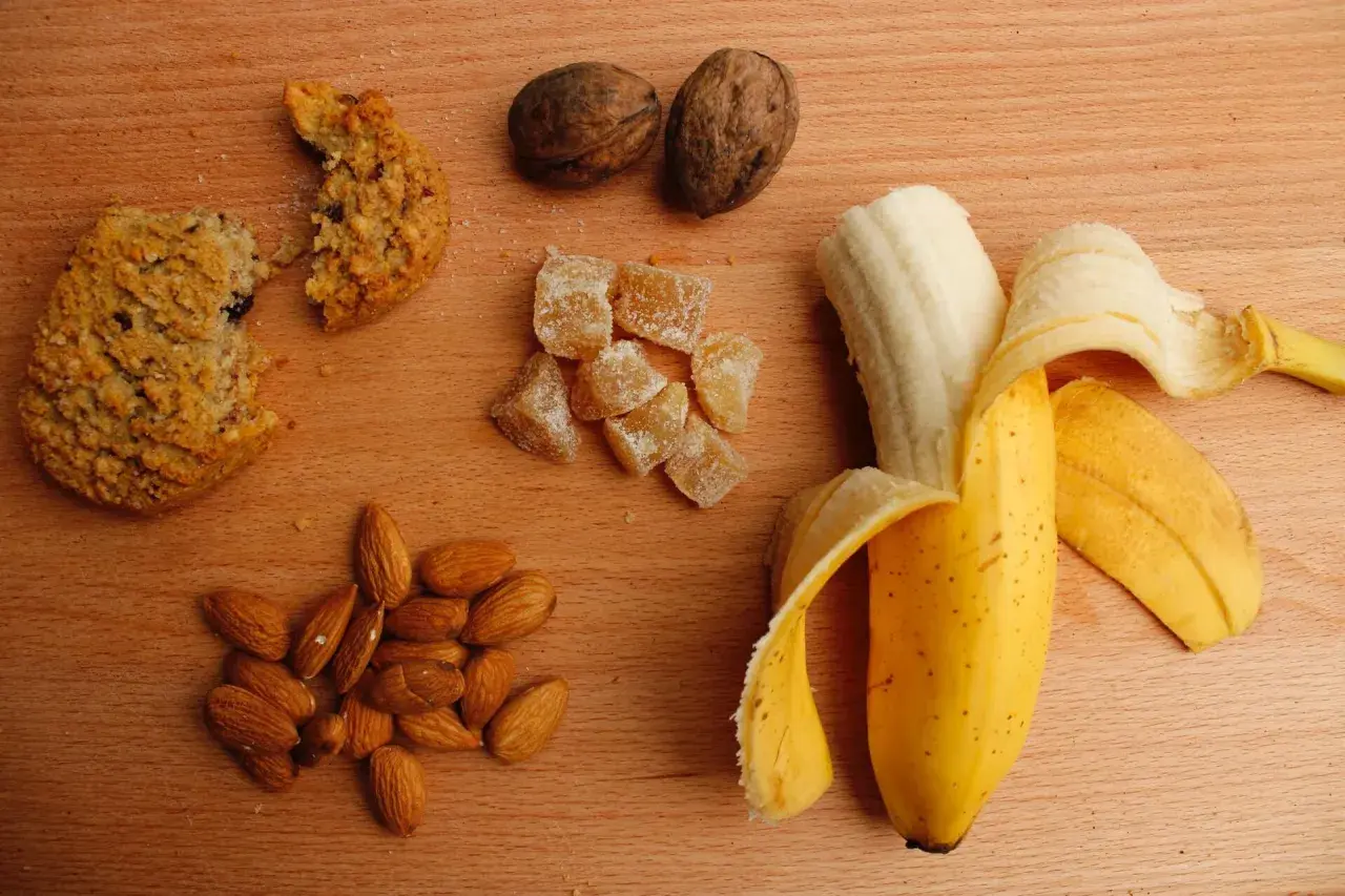 En banan, mandlar, valnötter, ingefärskarameller och en bit havrekaka. Perfekt för energi med långsamma kolhydrater.