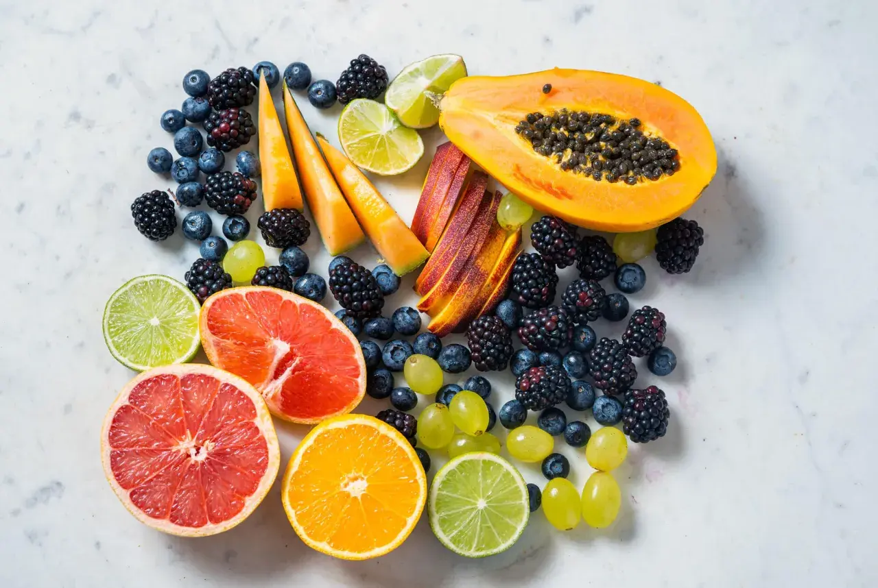 En färgsprakande blandning av frukt som blåbär, björnbär, melon, papaya, citrus och vindruvor – perfekt för den som söker frukt med minst kalorier.