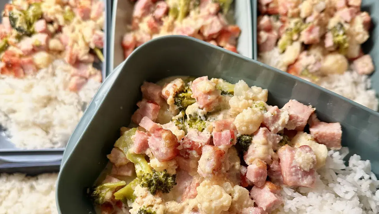 Matlådor med ris och en krämig blandning av kassler, broccoli och blomkål. En god och **kassler nyttigt** måltid för hela veckan.
