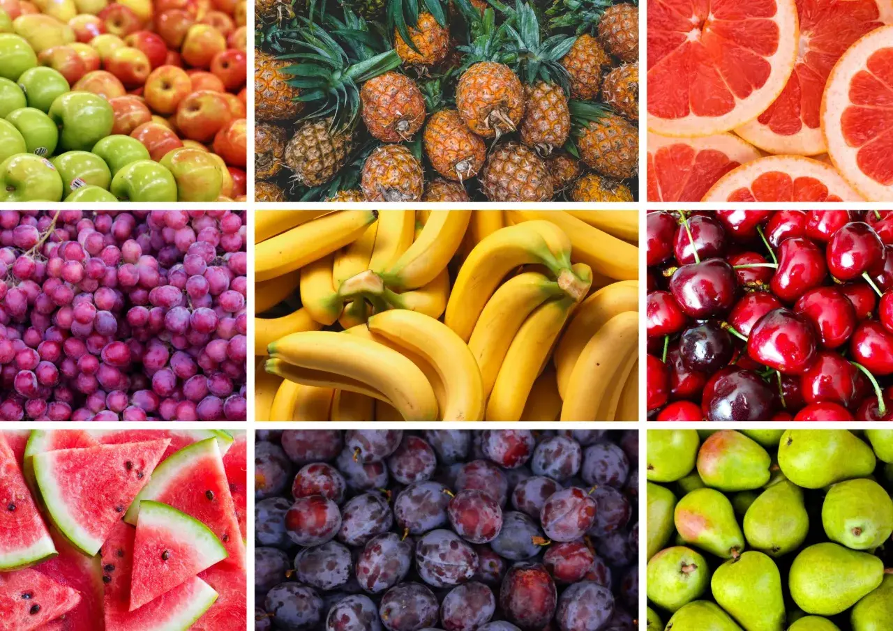 En collage av olika frukter, inklusive äpplen, ananas, grapefrukt, vindruvor, bananer, körsbär, vattenmelon och plommon. En fest för ögat och en källa till nyttigaste frukten.