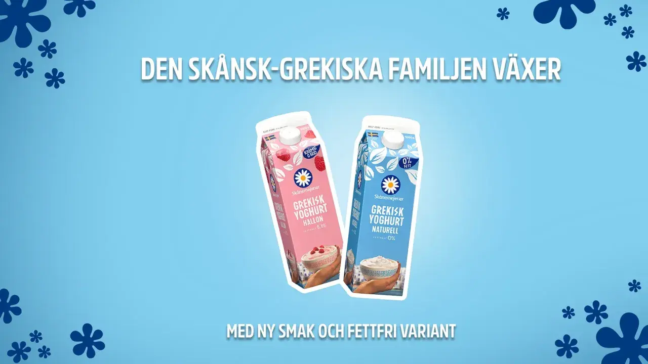 Två förpackningar grekisk yoghurt, en hallon och en naturell. Båda är nyttigt alternativ för en hälsosam livsstil.
