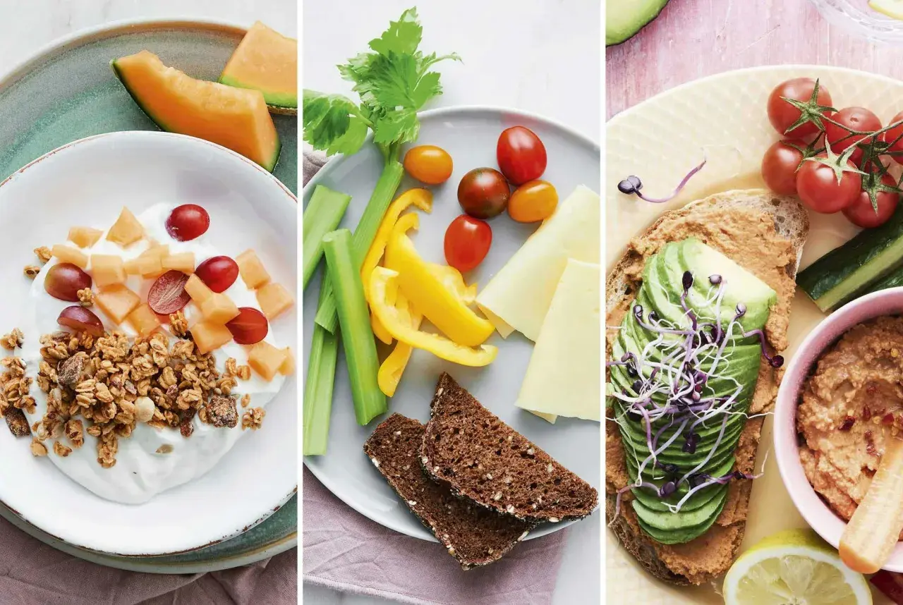 En härlig medelhavskost frukost med yoghurt, frukt, nötter, grönsaker, ost och avokadotoast.