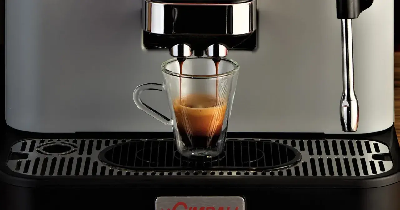 Espressomaskin brygger en kopp kaffe. Hur många koppar kaffe per dag är din gräns?