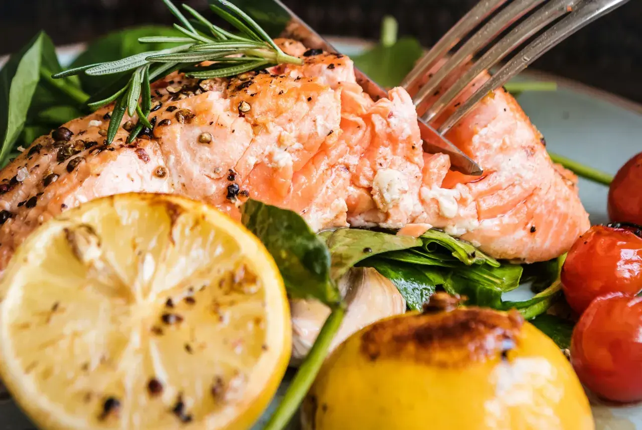 En saftig lax i ugn 200 grader, serverad med citron, körsbärstomater och färska örter. En perfekt middag!