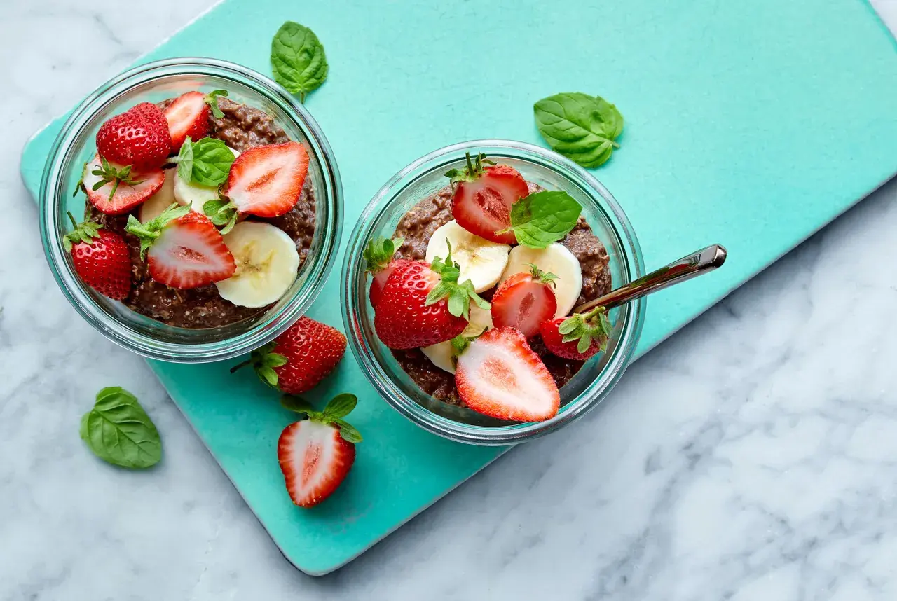 Två skålar med overnight oats kakao, toppade med jordgubbar och banan. En perfekt start på dagen!