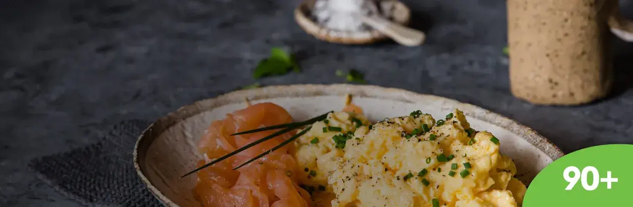 En krämig lchf frukost med äggröra och gravad lax, toppad med gräslök. En perfekt start på dagen!