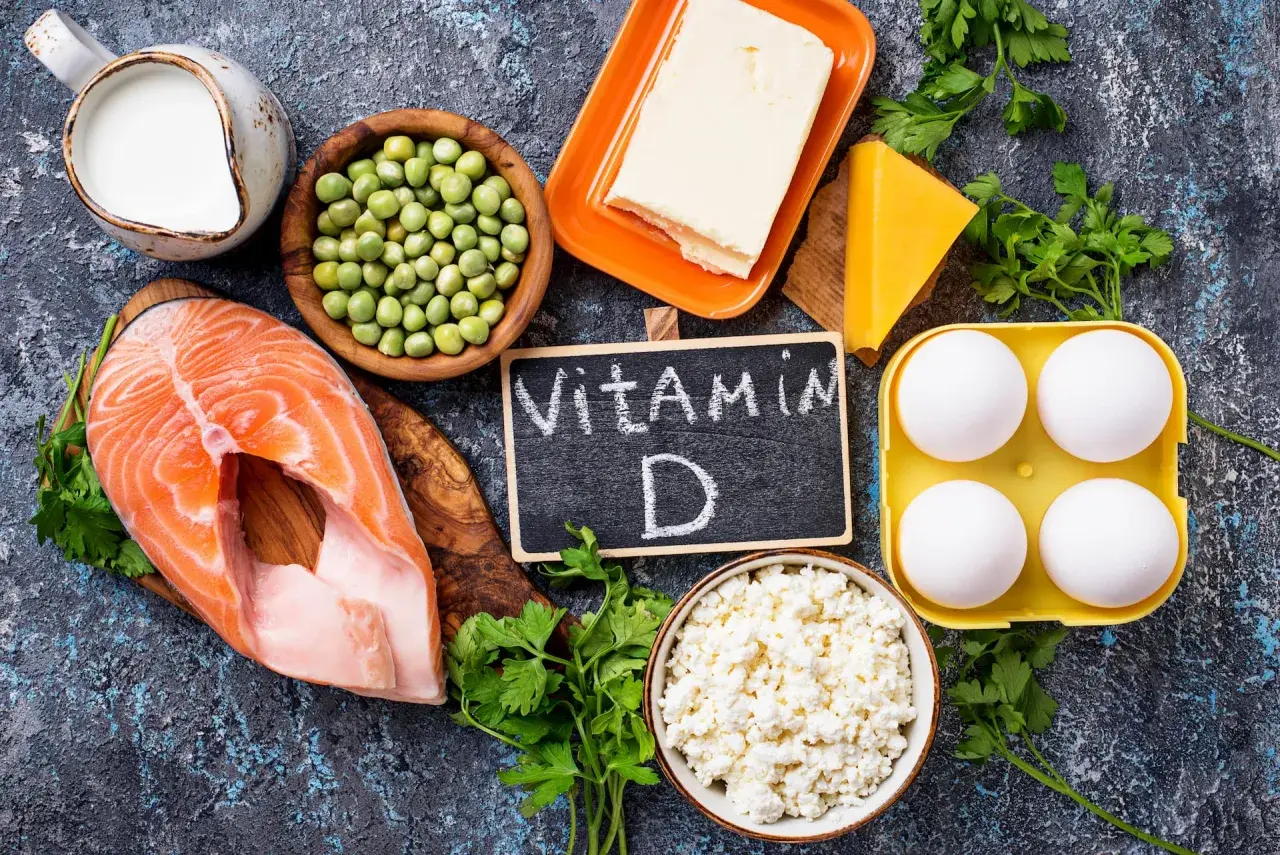 Fisk, ägg, mejeriprodukter och grönsaker som kan hjälpa mot d-vitamin brist symtom.