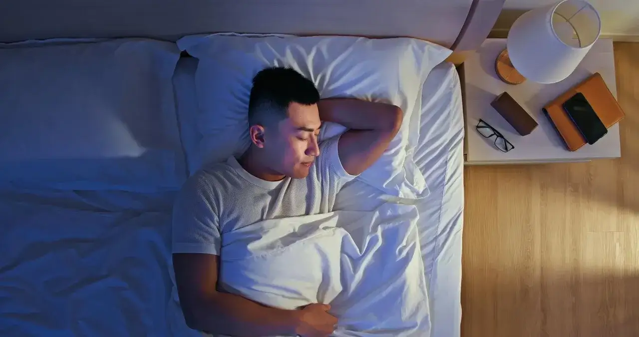 Man sover djupt. God s&ouml;mn &auml;r en viktig del av hur man f&aring;r mer testosteron.