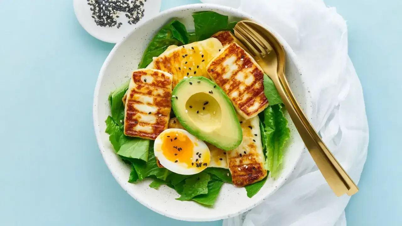 Halloumisallad med avokado och ägg, ett perfekt keto diet recept.