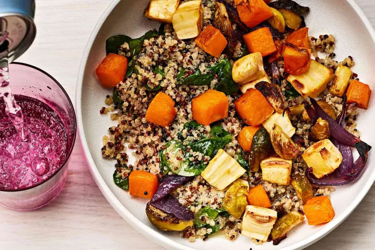 En sk&aring;l med quinoa, rostade gr&ouml;nsaker som pumpa, palsternacka och r&ouml;dl&ouml;k. En h&auml;lsosam m&aring;ltid med cirka 100g protein.