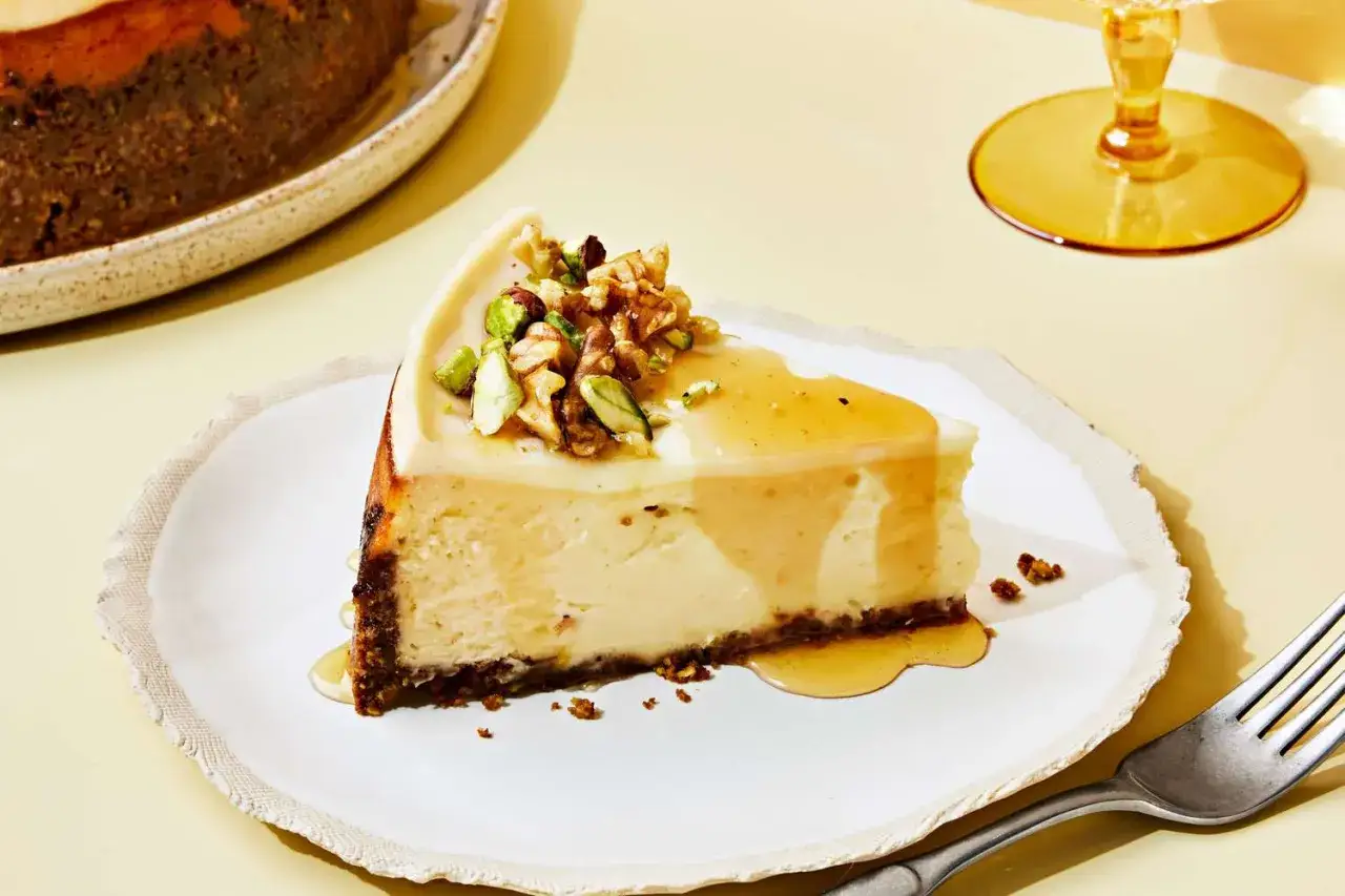 En kr&auml;mig cheesecake med n&ouml;tter och honung. Perfekt f&ouml;r dig som vill baka med proteinpulver och f&aring; en god och nyttigare dessert.