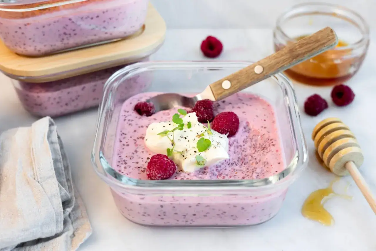 En krämig chiapudding med hallon och grädde, perfekt för ett snabbt chiapudding recept.