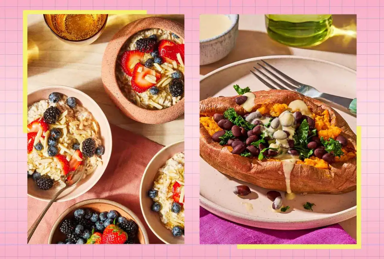 En härlig antiinflammatorisk frukost med gröt toppad med bär och mandel, samt en bakad sötpotatis fylld med svarta bönor och grönkål.
