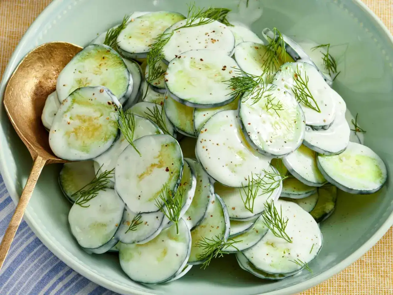 En krämig gurksallad med dill, en perfekt och nyttig sommarrätt.