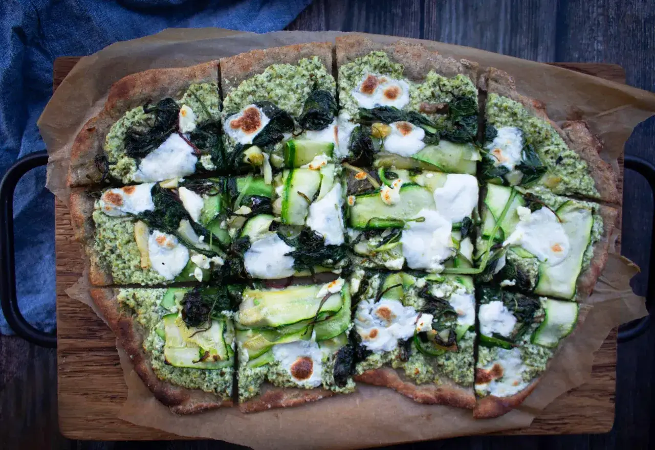 En nyttig pizza med gr&ouml;n pesto, spenat, zucchini och ost. En h&auml;rlig och h&auml;lsosam m&aring;ltid.