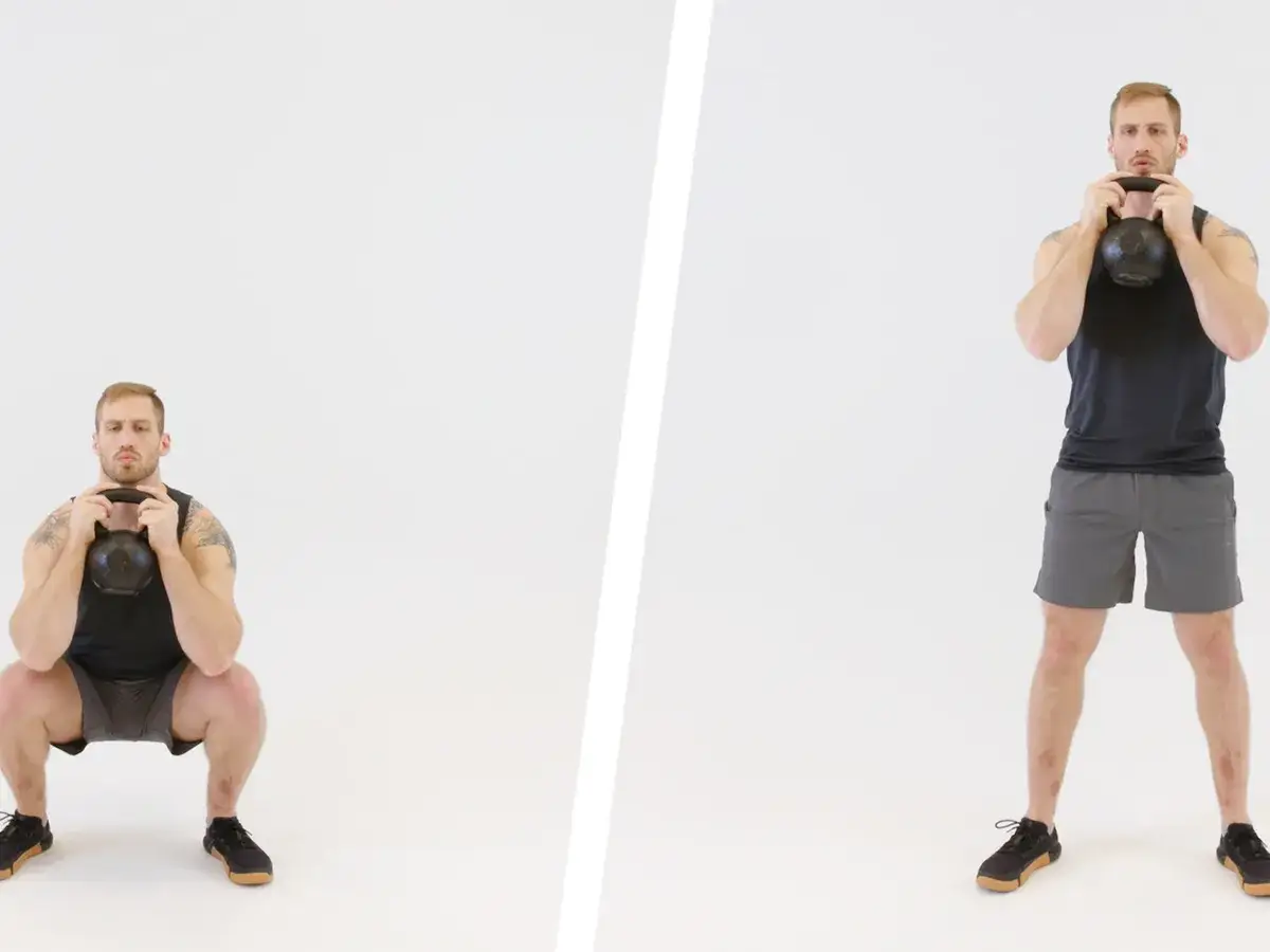 Man utför goblet squat med kettlebell.