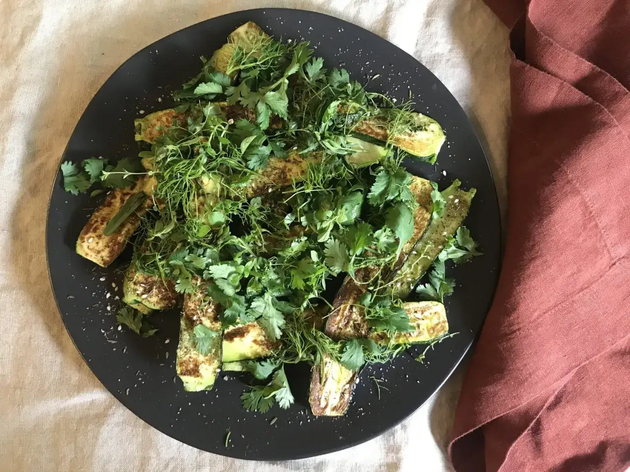 Grillad zucchini med f&auml;rska &ouml;rter, perfekt f&ouml;r nyttiga recept. Enkel och god r&auml;tt.