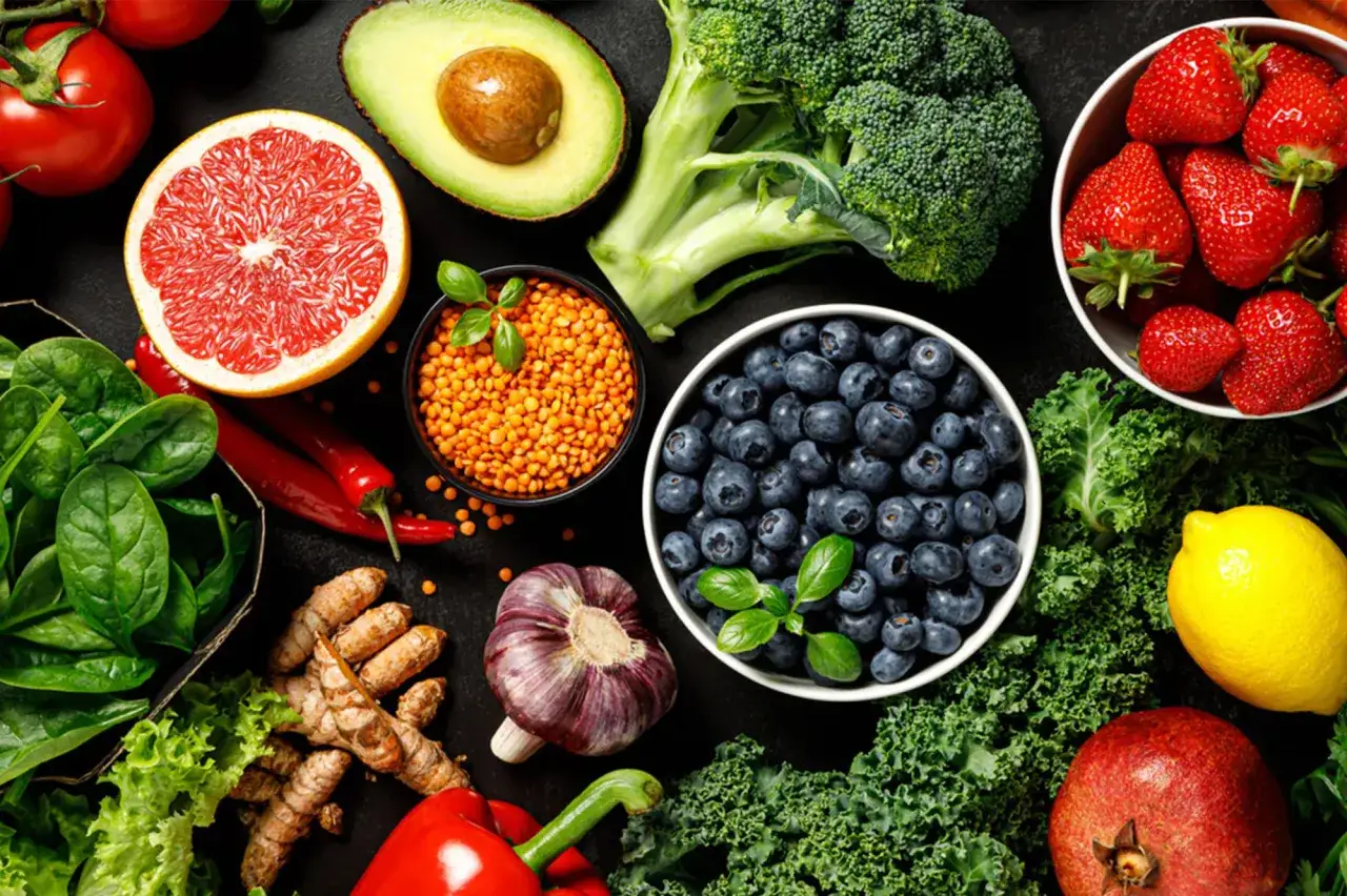 En f&auml;rgsprakande samling av f&auml;rsk frukt och gr&ouml;nsaker, som tomater, avokado, broccoli, jordgubbar, bl&aring;b&auml;r, citron och granat&auml;pple. Perfekt f&ouml;r att svara p&aring; fr&aring;gan: hur mycket frukt per dag?