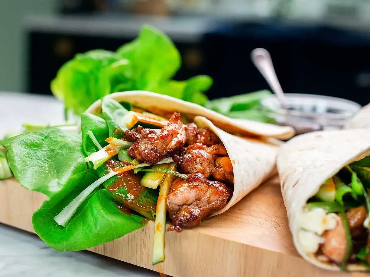 Tv&aring; wraps med saftigt k&ouml;tt, krispiga gr&ouml;nsaker och en god s&aring;s. Perfekt nyttig picknickmat f&ouml;r en h&auml;rlig dag utomhus.