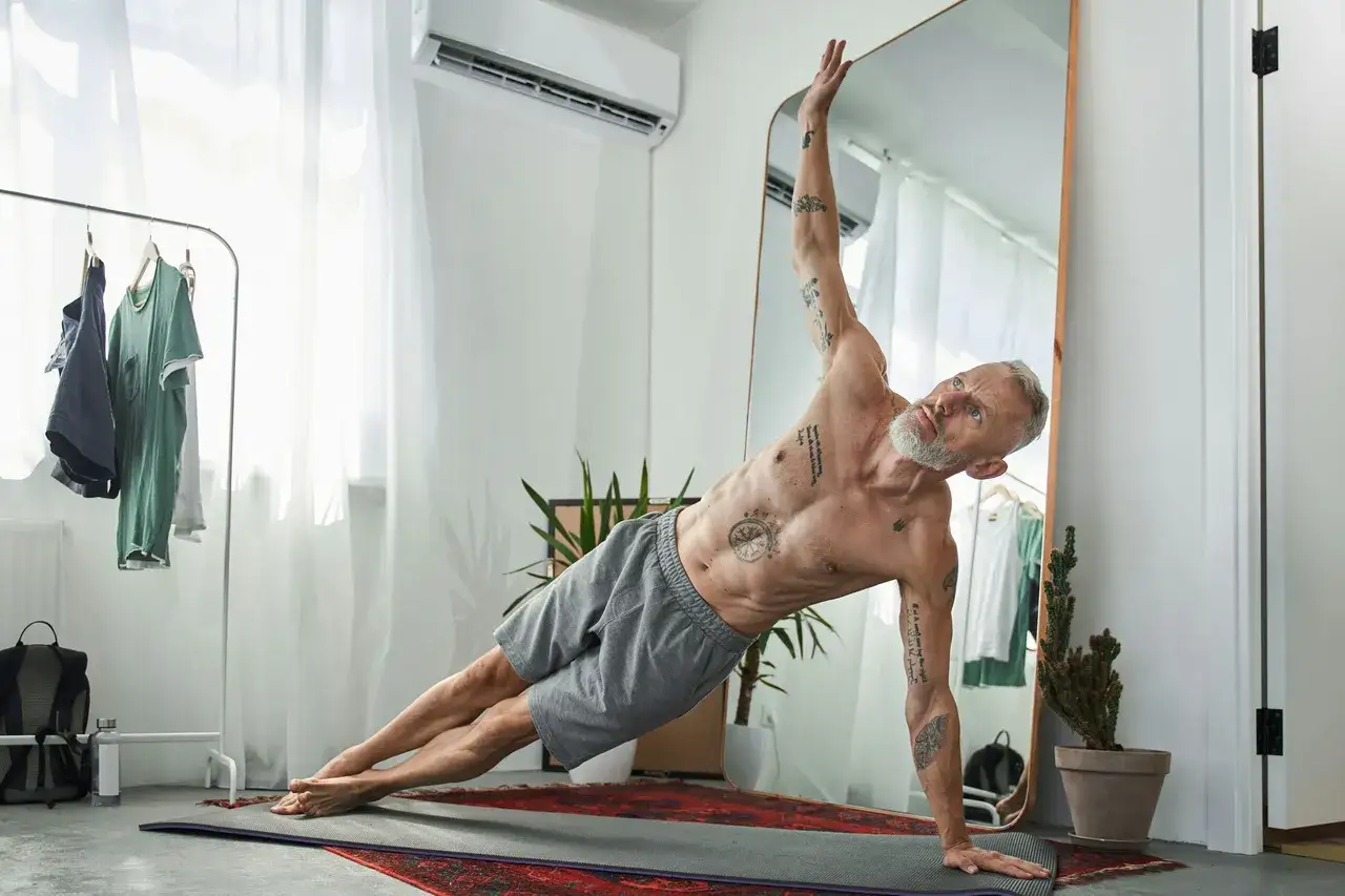 Äldre man med tatueringar gör sidoplanka. Träning kan påverka positivt på testosteron nivå ålder.