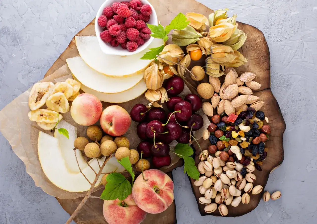 Fruktfat med hallon, k&ouml;rsb&auml;r, physalis, melon, persikor, longan, n&ouml;tter och torkad frukt. Ett bra alternativ f&ouml;r dig med diabetes typ 2.