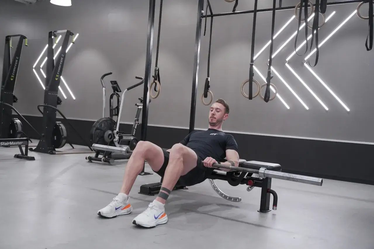 Man utf&ouml;r rumplyft med skivst&aring;ng p&aring; gym.